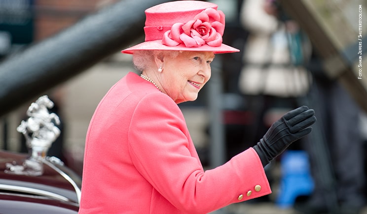 regno unito regina elisabetta foto copyright shutterstock Shaun Jeffers 114857485 min