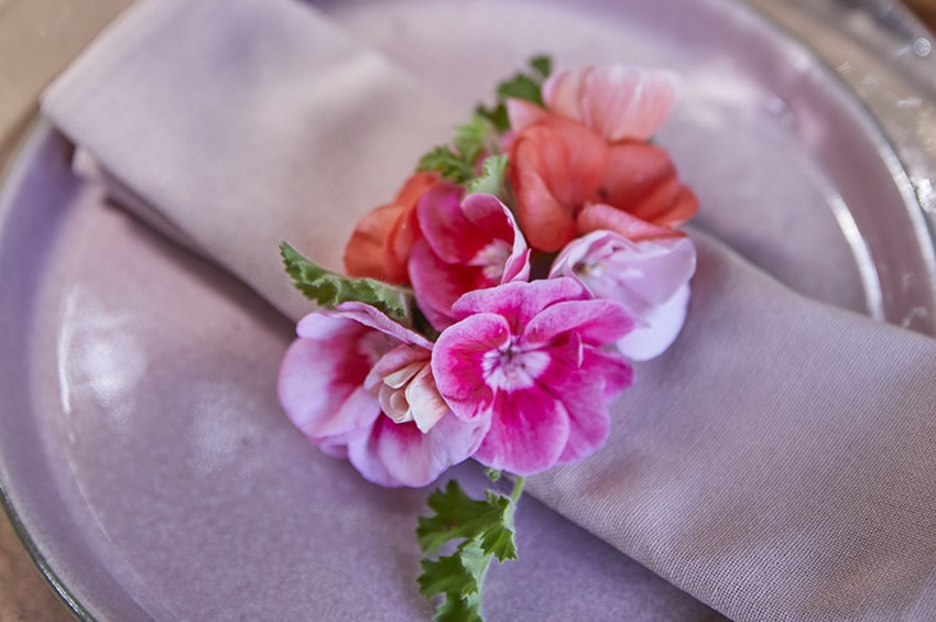 arte floreale gerani mise en place tavola 02 bis Foto copyright Pelargonium for Europe min