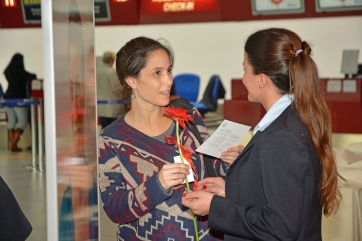 Fiumicino, fiori ai passeggeri per la Giornata mondiale della gentilezza
