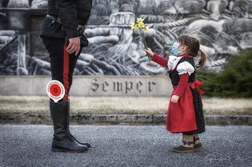 Fiori e bambini, la speranza certa al tempo del Coronavirus