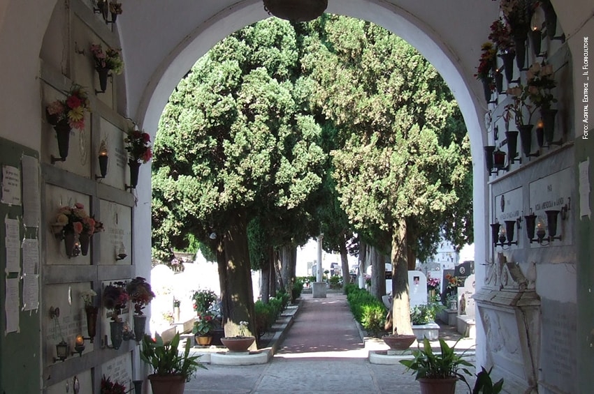 Napoli, per il ponte di Ognissanti i cimiteri resteranno aperti